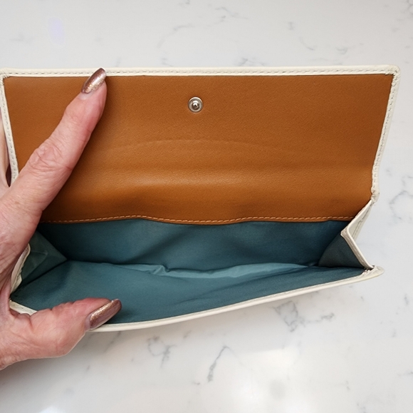 COACH Soft White/Toffee Leather Bi-fold Turnlock Wallet EUC - Picture 14 of 16